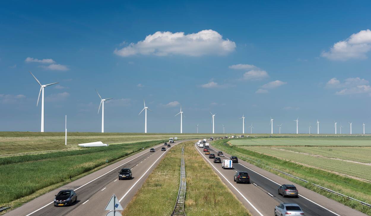 Windmolens langs het IJsselmeer aan de A6