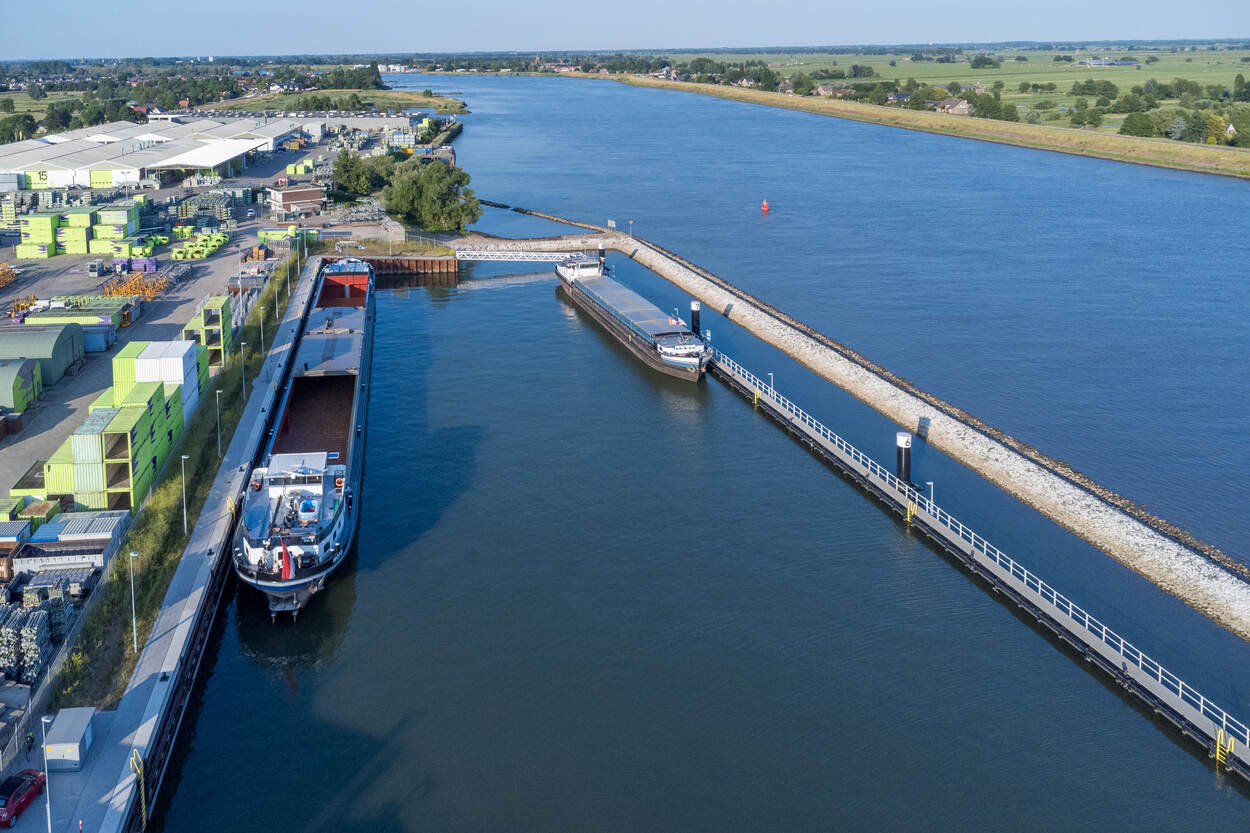 Decoratieve luchtfoto van de ligplaatsen bij Beneden-Lek